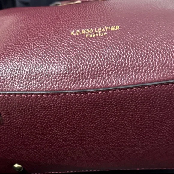 Chic Burgundy Handbag with Gold Accents - Picture 7 of 8